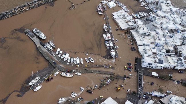 Potret Banjir Dahsyat Terjang Negeri Dewa-Dewi, Mobil-mobil Terseret