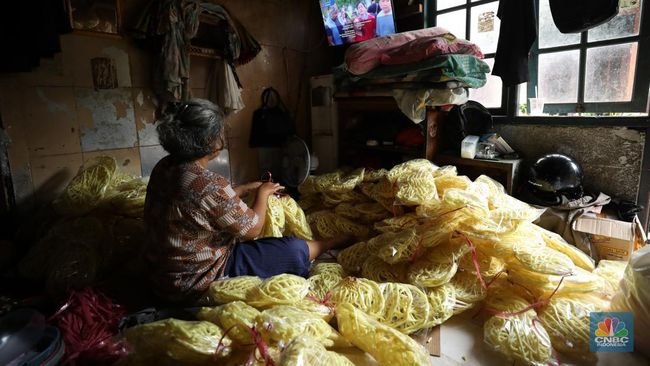 Potret Perajin Kerupuk di Pinggir Rel Kereta, Berjibaku Raup Cuan