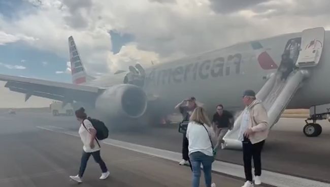 Begini Detik-Detik Pesawat Boeing 737 MAX American Airlines Terbakar